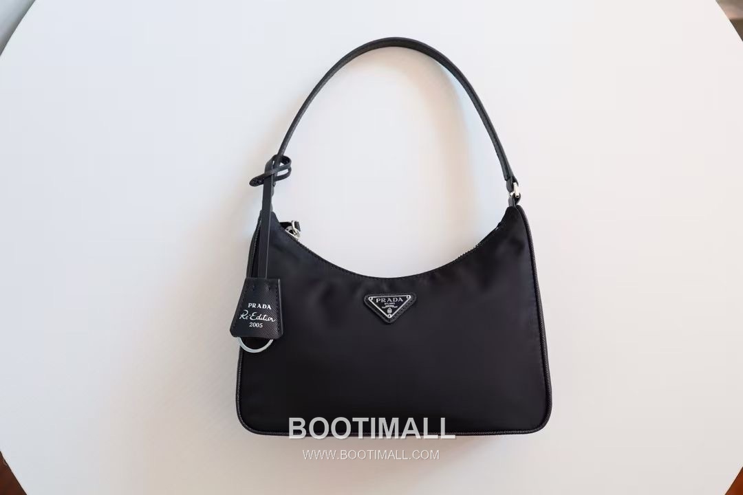 Prada Nylon Hobo Bag with Triangle Logo Underarm Zip Detail 프라다 나일론 트라이앵글 로고 언더암 집 호보백 1NE204 23cm 20