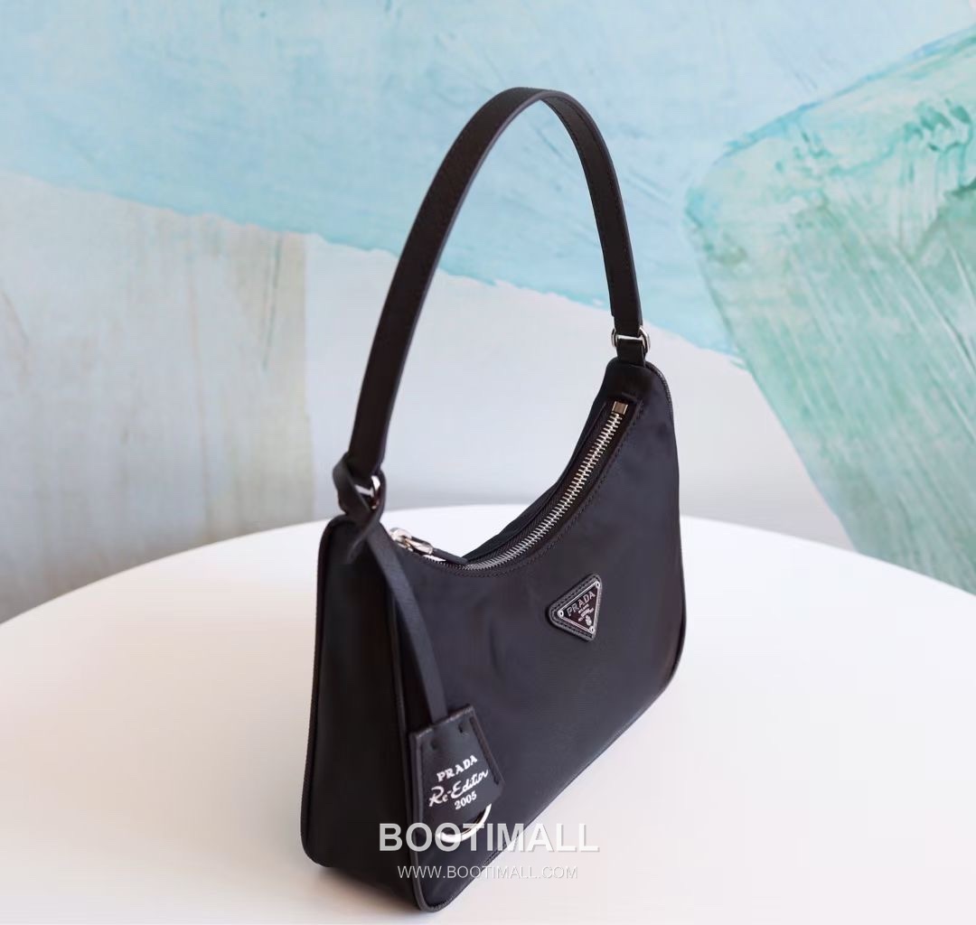 Prada Nylon Hobo Bag with Triangle Logo Underarm Zip Detail 프라다 나일론 트라이앵글 로고 언더암 집 호보백 1NE204 23cm 21