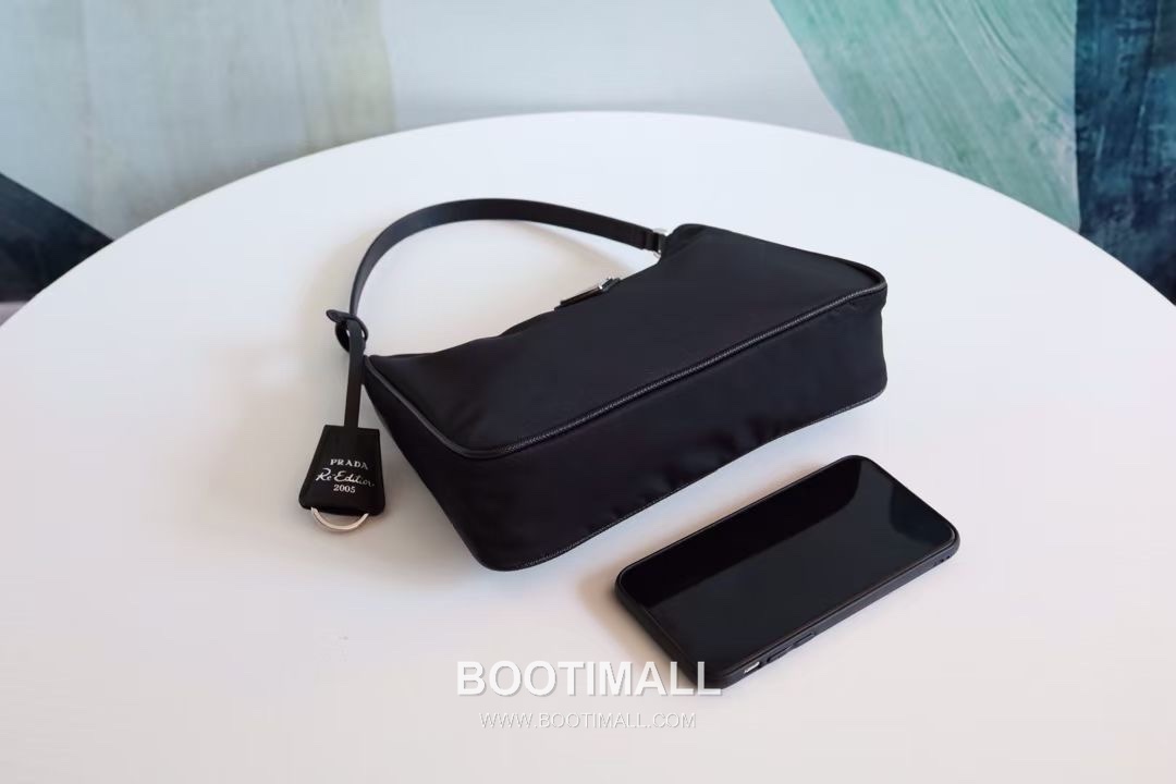 Prada Nylon Hobo Bag with Triangle Logo Underarm Zip Detail 프라다 나일론 트라이앵글 로고 언더암 집 호보백 1NE204 23cm 23