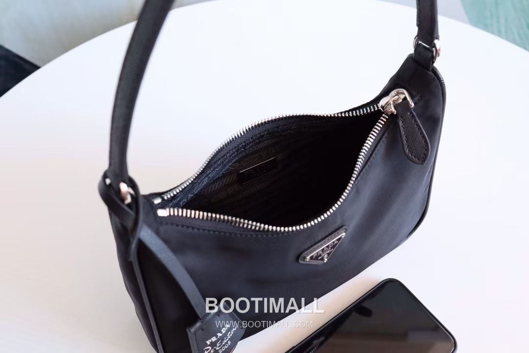 Prada Nylon Hobo Bag with Triangle Logo Underarm Zip Detail 프라다 나일론 트라이앵글 로고 언더암 집 호보백 1NE204 23cm 24