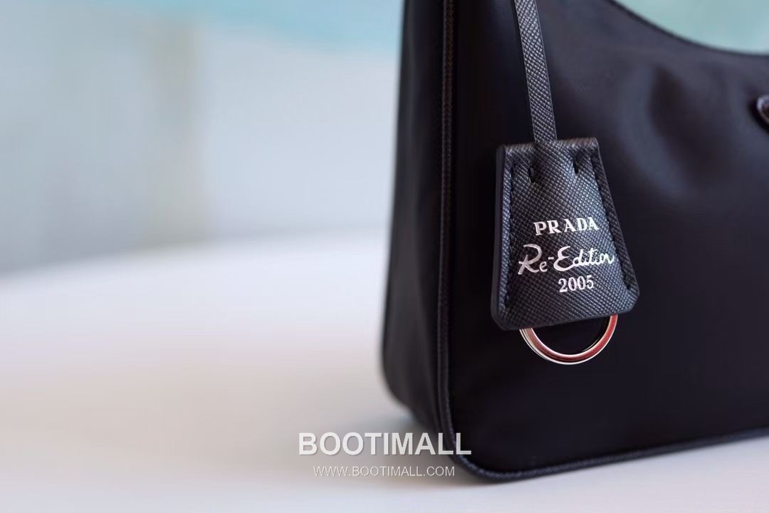 Prada Nylon Hobo Bag with Triangle Logo Underarm Zip Detail 프라다 나일론 트라이앵글 로고 언더암 집 호보백 1NE204 23cm 25