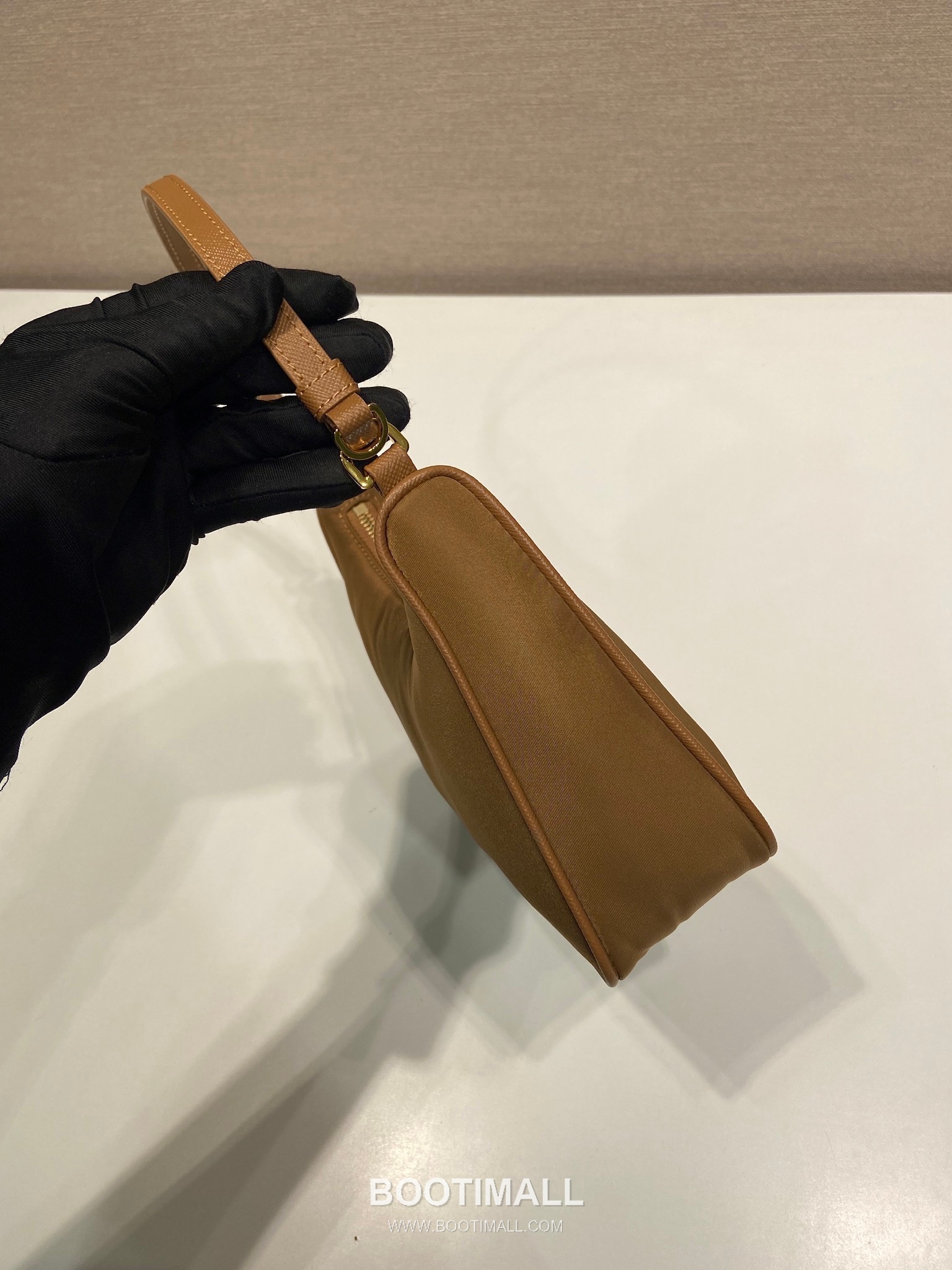 Prada Nylon Hobo Bag with Triangle Logo Underarm Zip Detail 프라다 나일론 트라이앵글 로고 언더암 집 호보백 1NE204 23cm 4