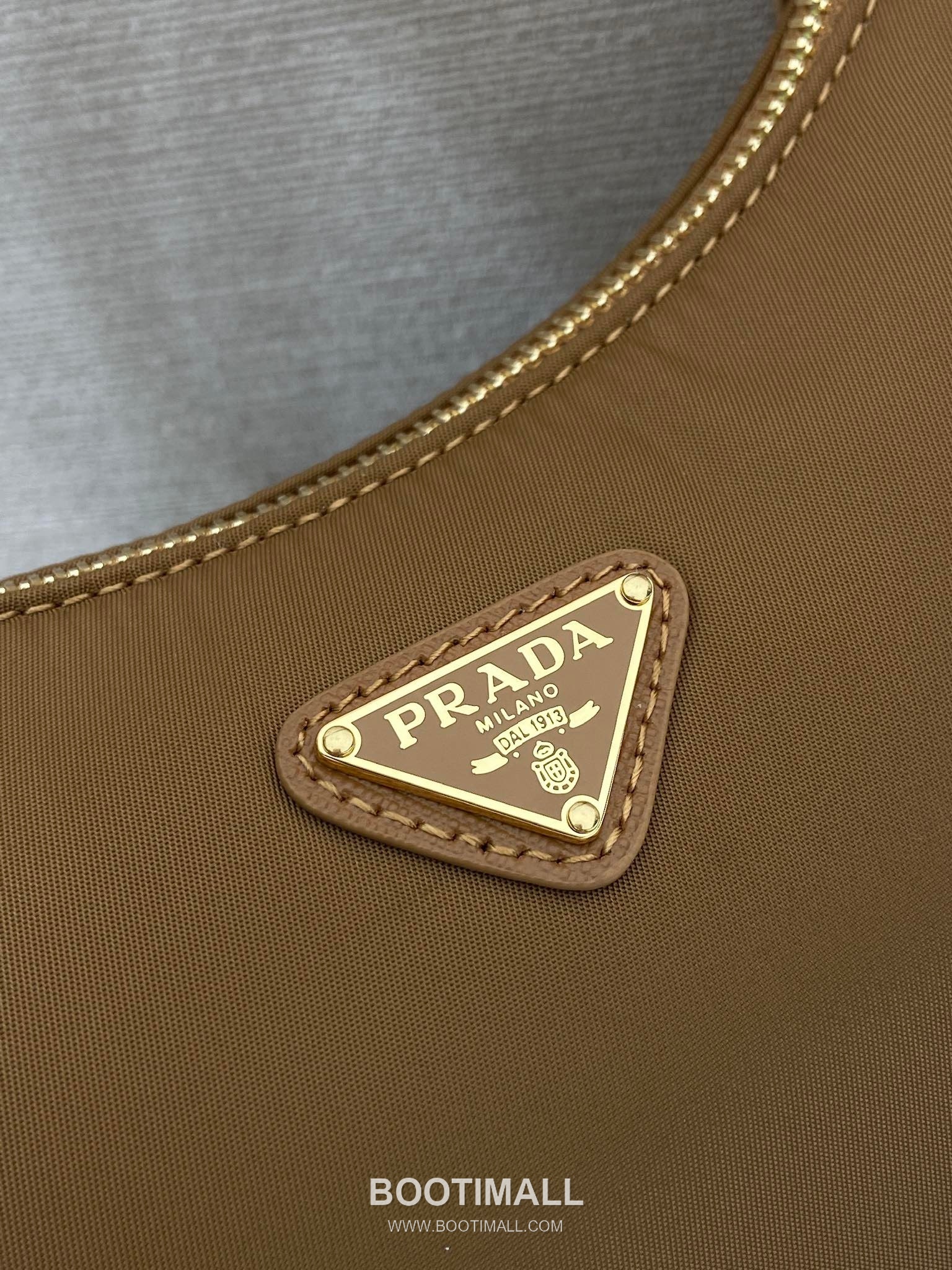 Prada Nylon Hobo Bag with Triangle Logo Underarm Zip Detail 프라다 나일론 트라이앵글 로고 언더암 집 호보백 1NE204 23cm 7
