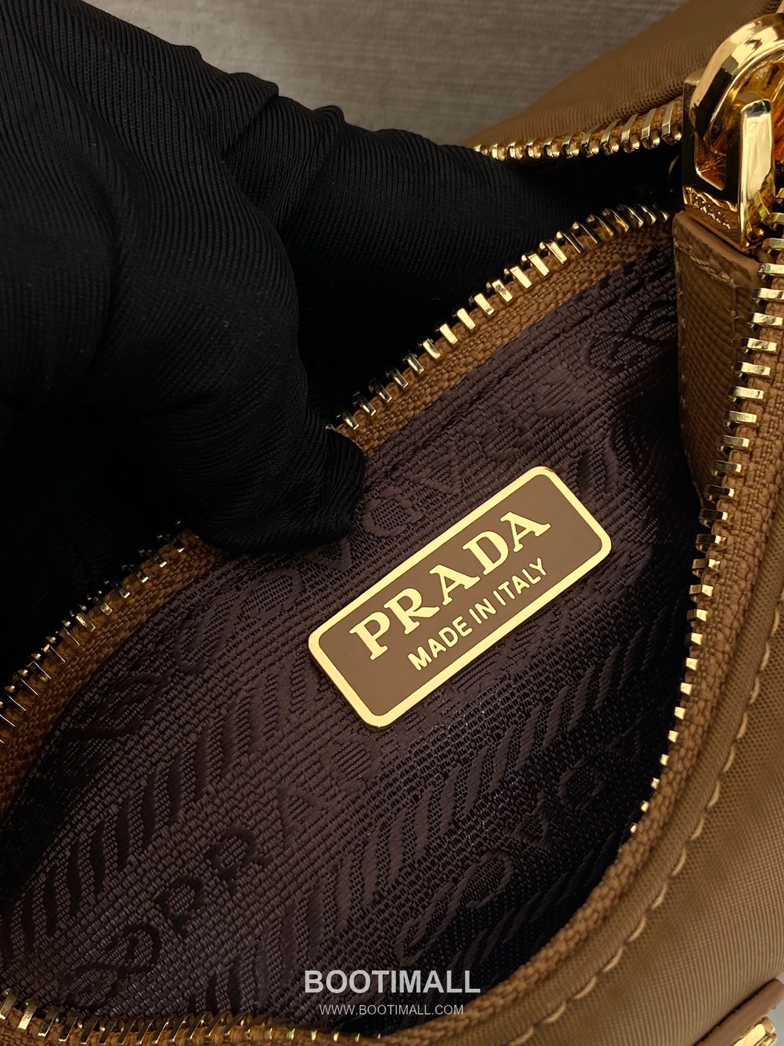 Prada Nylon Hobo Bag with Triangle Logo Underarm Zip Detail 프라다 나일론 트라이앵글 로고 언더암 집 호보백 1NE204 23cm 9
