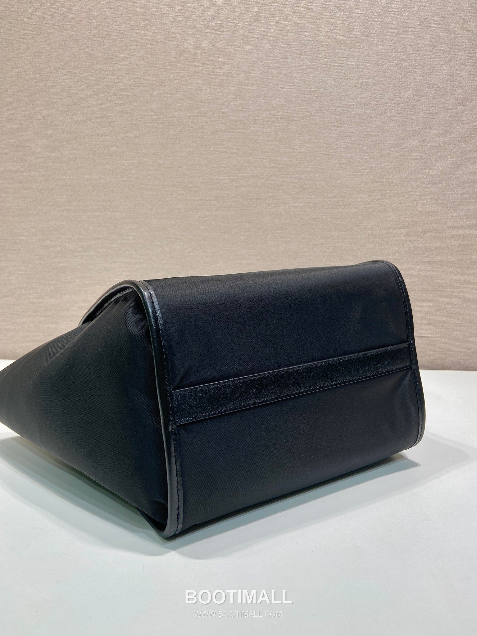 Prada Re-Nylon Geometric Tote Bag with Leather Handle Triangle Logo Detail 프라다 리나일론 지오메트릭 레더 핸들 트라이앵글 로고 토트백 1BG578 23cm 5