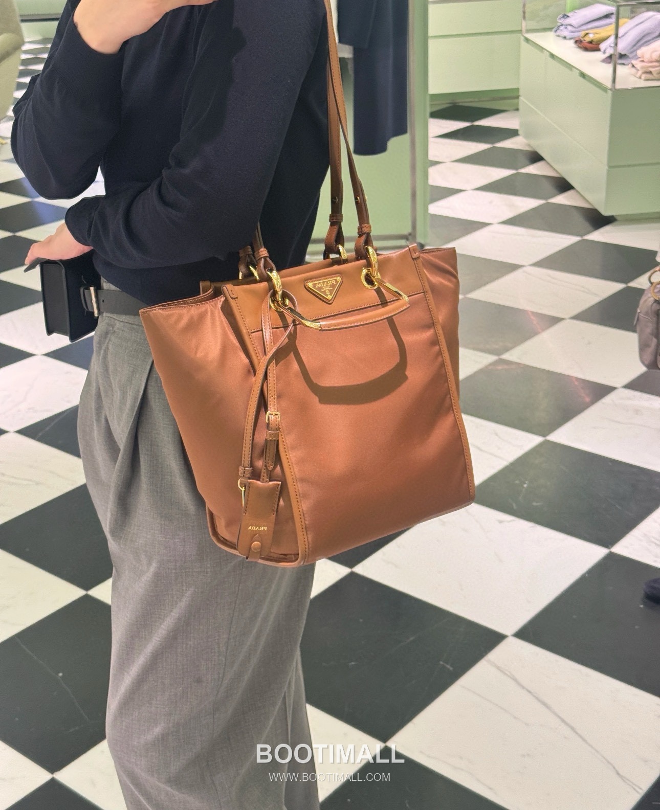 Prada Re-Nylon Geometric Tote Bag with Leather Handle Triangle Logo Detail 프라다 리나일론 지오메트릭 레더 핸들 트라이앵글 로고 토트백 1BG578 23cm 3