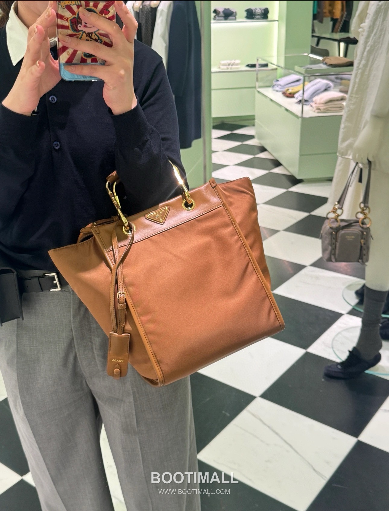 Prada Re-Nylon Geometric Tote Bag with Leather Handle Triangle Logo Detail 프라다 리나일론 지오메트릭 레더 핸들 트라이앵글 로고 토트백 1BG578 23cm 4