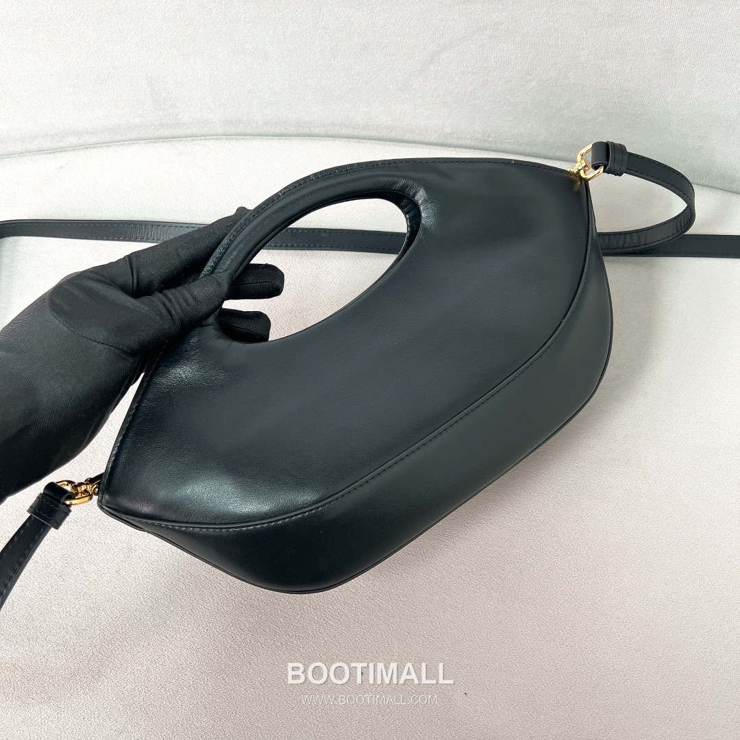 Prada Soft Calfskin Dumpling Hobo Bag with Triangle Logo Strap Detail 프라다 소프트 카프스킨 덤플링 트라이앵글 로고 스트랩 호보백 1BA421 32cm 4