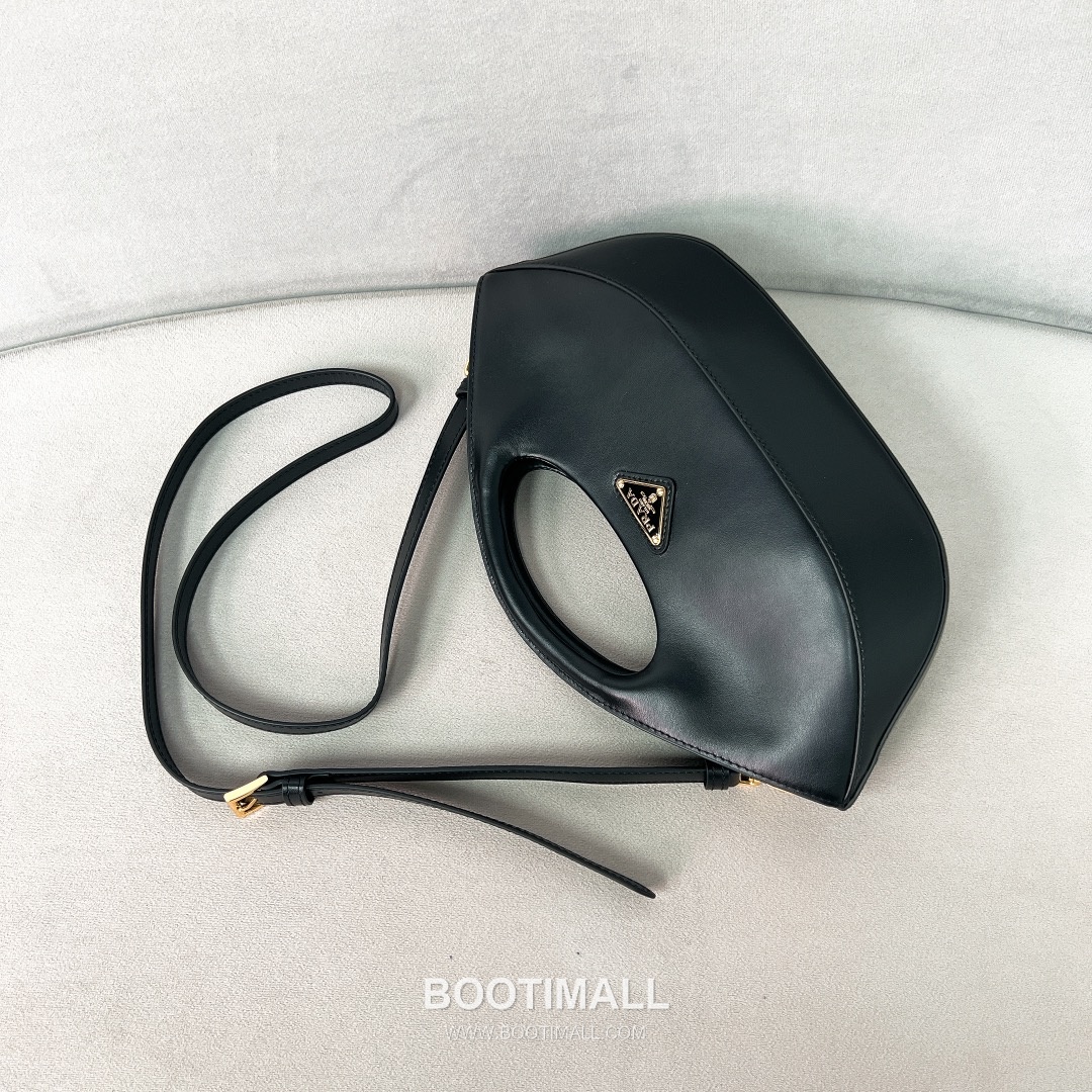 Prada Soft Calfskin Dumpling Hobo Bag with Triangle Logo Strap Detail 프라다 소프트 카프스킨 덤플링 트라이앵글 로고 스트랩 호보백 1BA421 32cm 5
