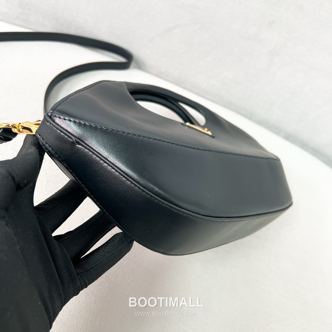 Prada Soft Calfskin Dumpling Hobo Bag with Triangle Logo Strap Detail 프라다 소프트 카프스킨 덤플링 트라이앵글 로고 스트랩 호보백 1BA421 32cm 7