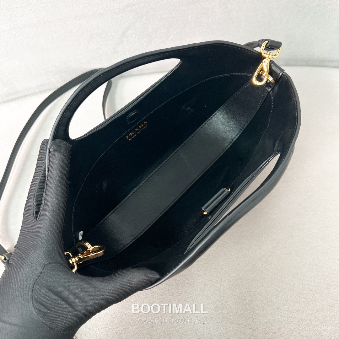 Prada Soft Calfskin Dumpling Hobo Bag with Triangle Logo Strap Detail 프라다 소프트 카프스킨 덤플링 트라이앵글 로고 스트랩 호보백 1BA421 32cm 8