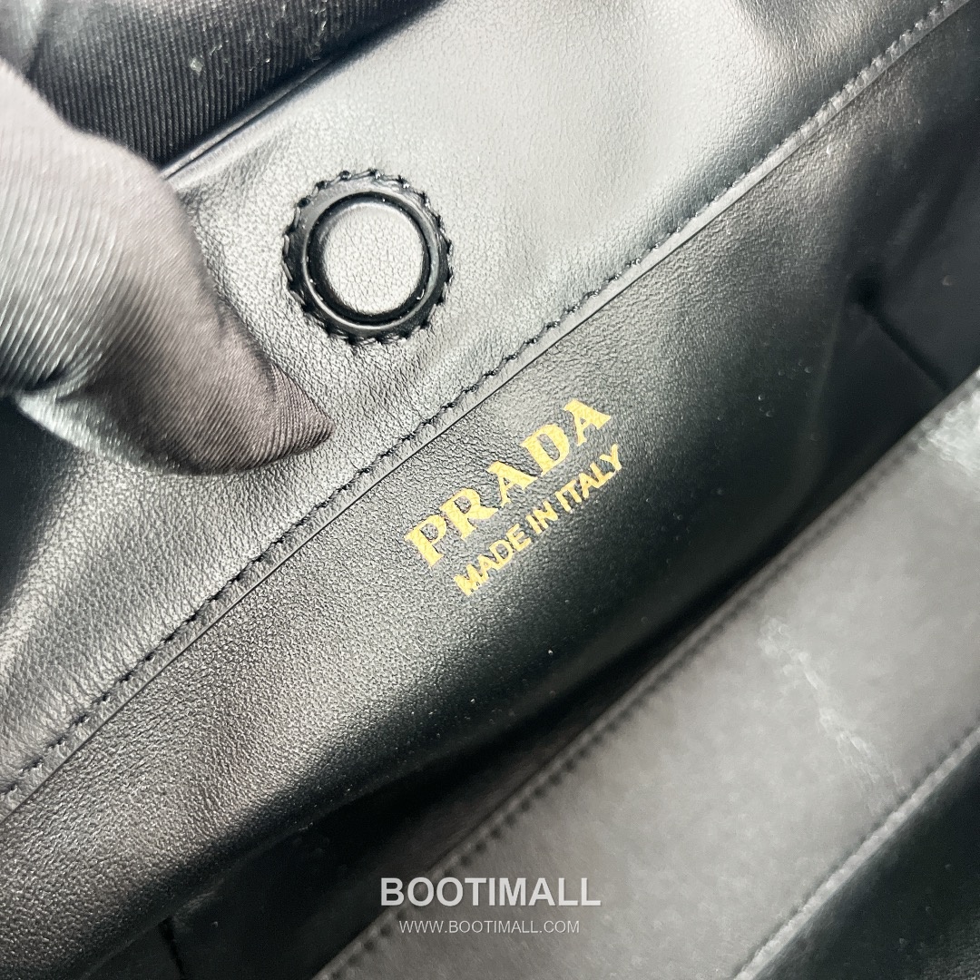 Prada Soft Calfskin Dumpling Hobo Bag with Triangle Logo Strap Detail 프라다 소프트 카프스킨 덤플링 트라이앵글 로고 스트랩 호보백 1BA421 32cm 9