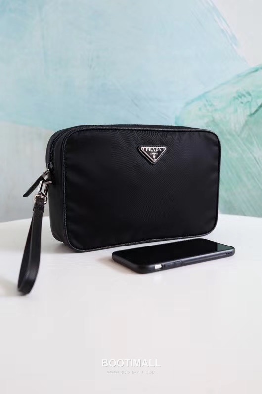 Prada Parachute Nylon Clutch Bag with Triangle Logo Zip Detail 프라다 패러슈트 나일론 트라이앵글 로고 집 클러치백 2NE007 24cm 1