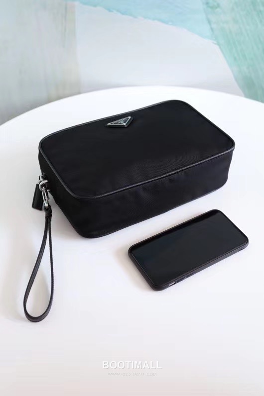 Prada Parachute Nylon Clutch Bag with Triangle Logo Zip Detail 프라다 패러슈트 나일론 트라이앵글 로고 집 클러치백 2NE007 24cm 2