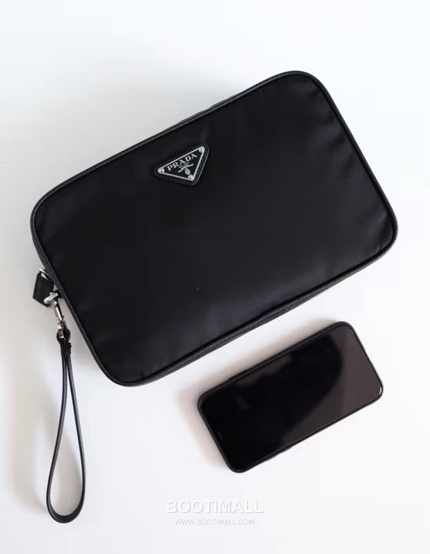 Prada Parachute Nylon Clutch Bag with Triangle Logo Zip Detail 프라다 패러슈트 나일론 트라이앵글 로고 집 클러치백 2NE007 24cm 3