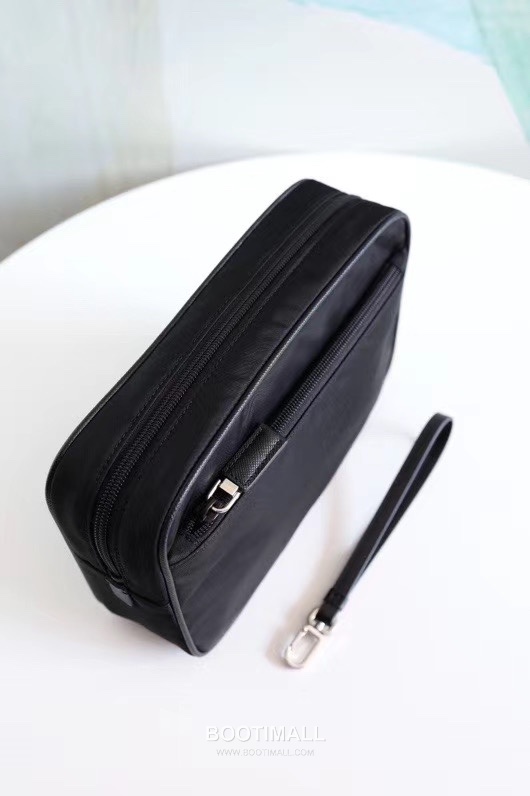 Prada Parachute Nylon Clutch Bag with Triangle Logo Zip Detail 프라다 패러슈트 나일론 트라이앵글 로고 집 클러치백 2NE007 24cm 5