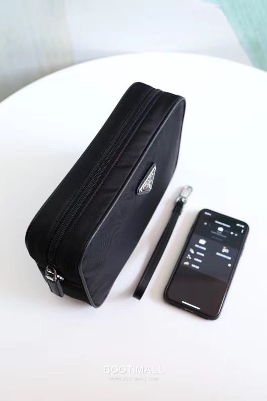 Prada Parachute Nylon Clutch Bag with Triangle Logo Zip Detail 프라다 패러슈트 나일론 트라이앵글 로고 집 클러치백 2NE007 24cm 6