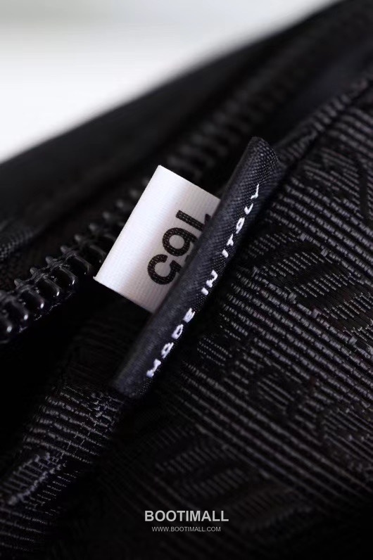 Prada Parachute Nylon Clutch Bag with Triangle Logo Zip Detail 프라다 패러슈트 나일론 트라이앵글 로고 집 클러치백 2NE007 24cm 7