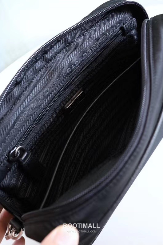 Prada Parachute Nylon Clutch Bag with Triangle Logo Zip Detail 프라다 패러슈트 나일론 트라이앵글 로고 집 클러치백 2NE007 24cm 8