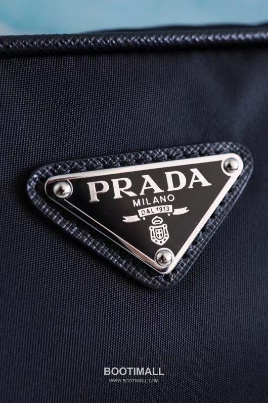 Prada Parachute Nylon Clutch Bag with Triangle Logo Zip Detail 프라다 패러슈트 나일론 트라이앵글 로고 집 클러치백 2NE007 24cm 9