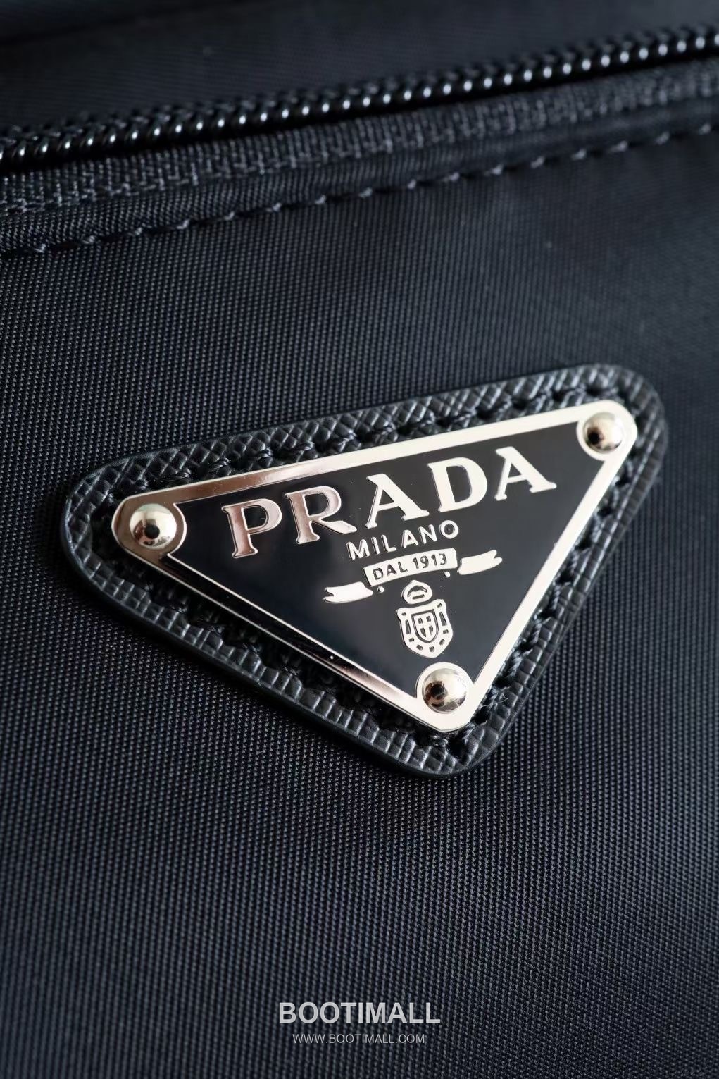 Prada Parachute Nylon Pouch with Triangle Logo Double Zip Pocket Detail 프라다 패러슈트 나일론 트라이앵글 로고 더블 집 포켓 파우치 2NA029 26cm 6