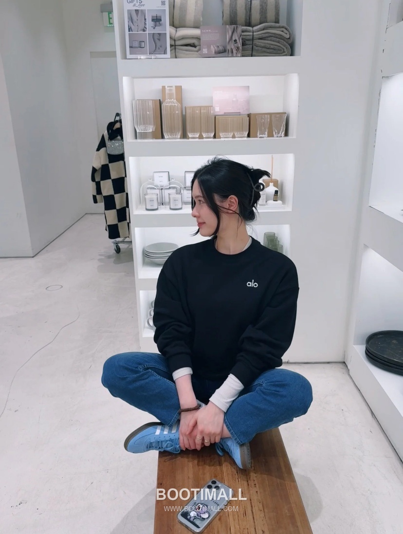 Alo Yoga Crewneck Cotton Sweatshirt Loose Fit Embroidered Logo 알로요가 크루넥 코튼 스웨트셔츠 루즈핏 자수 로고 31212 5