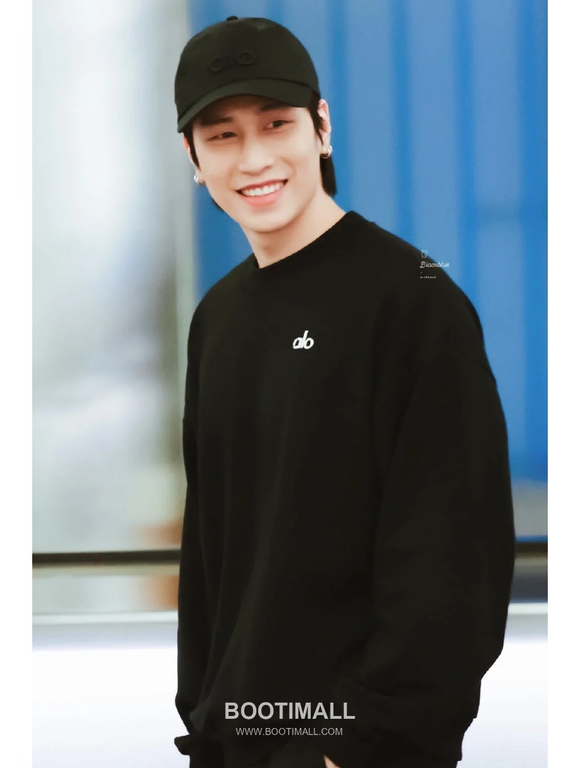 Alo Yoga Crewneck Cotton Sweatshirt Loose Fit Embroidered Logo 알로요가 크루넥 코튼 스웨트셔츠 루즈핏 자수 로고 31212 7