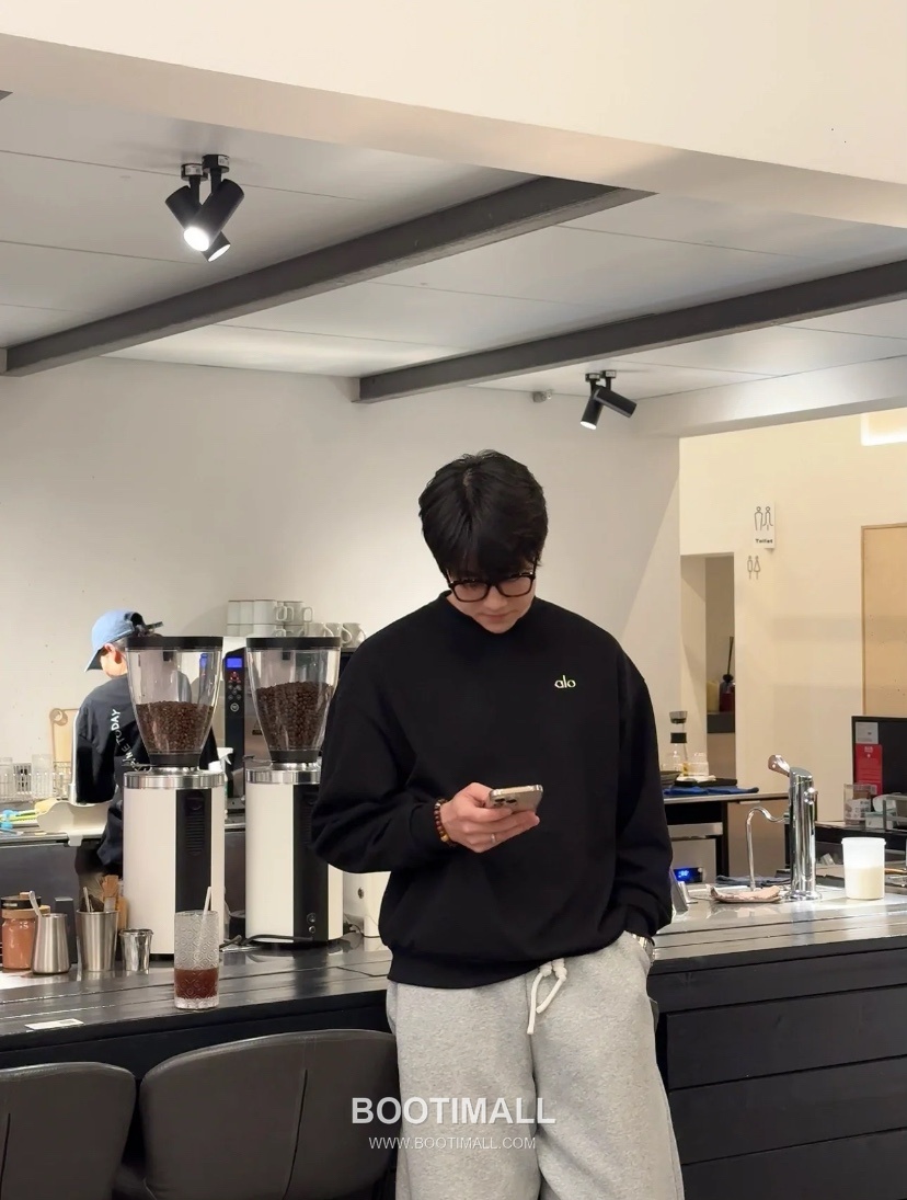 Alo Yoga Crewneck Cotton Sweatshirt Loose Fit Embroidered Logo 알로요가 크루넥 코튼 스웨트셔츠 루즈핏 자수 로고 31212 9