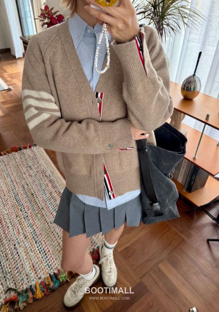 Thom Browne 4 Bar Stripe Wool Knit Cardigan V Neck Button 톰브라운 4바 스트라이프 울 니트 가디건 V넥 버튼 60102 2