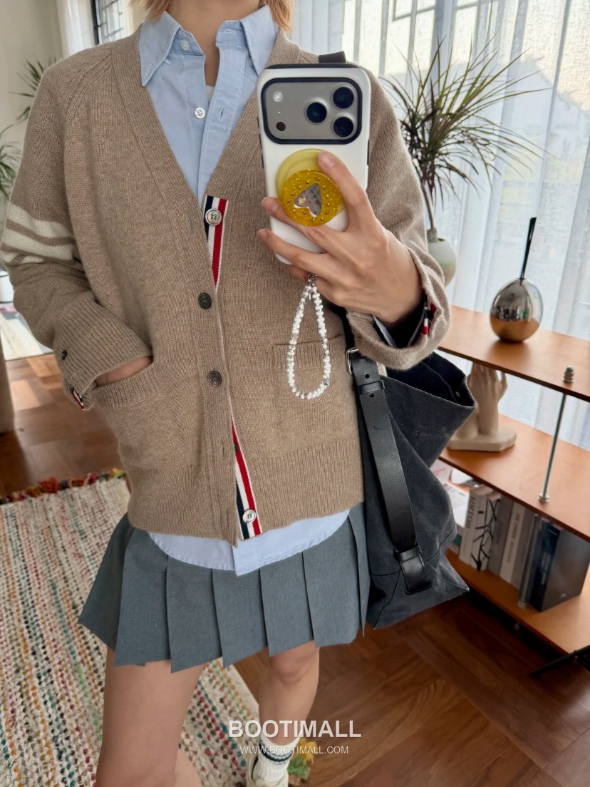 Thom Browne 4 Bar Stripe Wool Knit Cardigan V Neck Button 톰브라운 4바 스트라이프 울 니트 가디건 V넥 버튼 60102 3