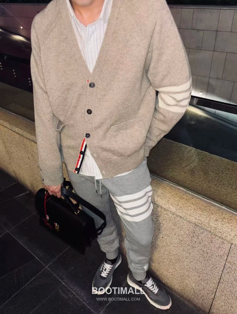 Thom Browne 4 Bar Stripe Wool Knit Cardigan V Neck Button 톰브라운 4바 스트라이프 울 니트 가디건 V넥 버튼 60102 4