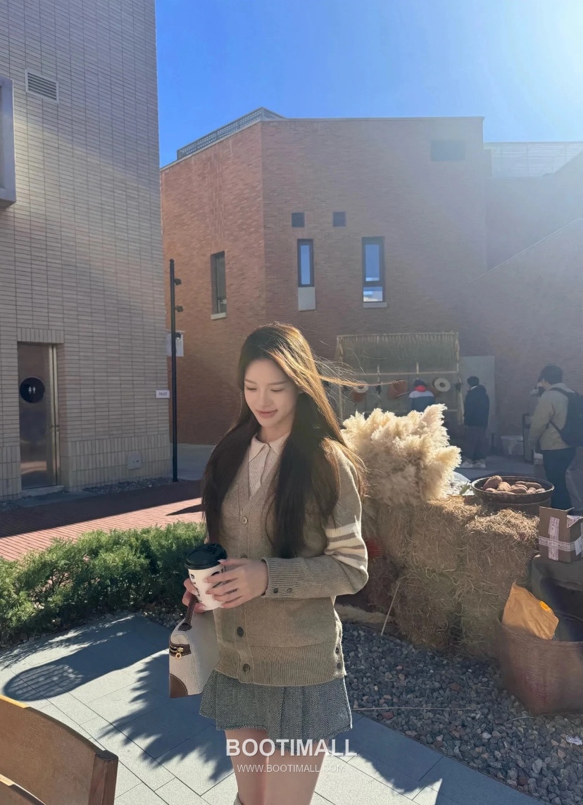 Thom Browne 4 Bar Stripe Wool Knit Cardigan V Neck Button 톰브라운 4바 스트라이프 울 니트 가디건 V넥 버튼 60102 8