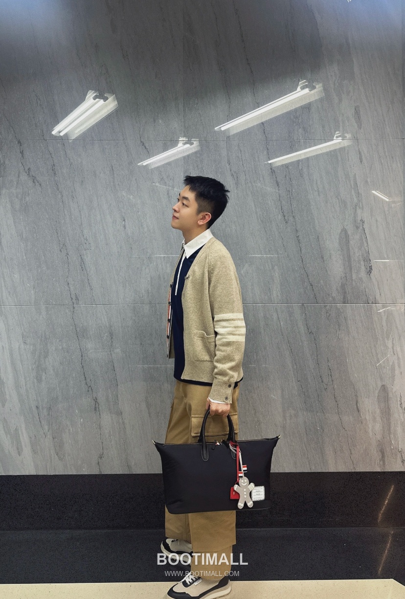 Thom Browne 4 Bar Stripe Wool Knit Cardigan V Neck Button 톰브라운 4바 스트라이프 울 니트 가디건 V넥 버튼 60102 9