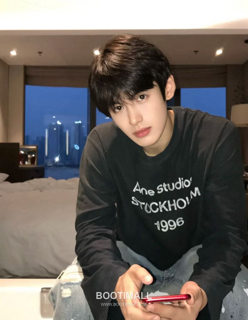 Acne Studios 1996 Distressed Logo Print Cotton T-Shirt Crewneck Long Sleeve 아크네스튜디오 1996 디스트레스 로고 프린트 코튼 크루넥 롱슬리브 티셔츠 4
