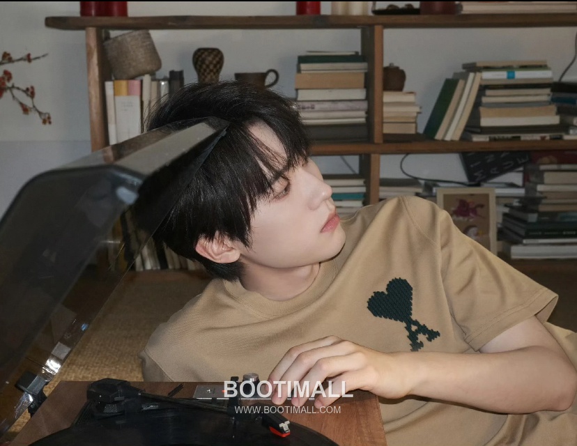 AMI Paris Embroidered Big Heart Logo Cotton T-Shirt Crewneck Short Sleeve 아미파리 빅하트 로고 자수 코튼 크루넥 반팔 티셔츠 60186 1