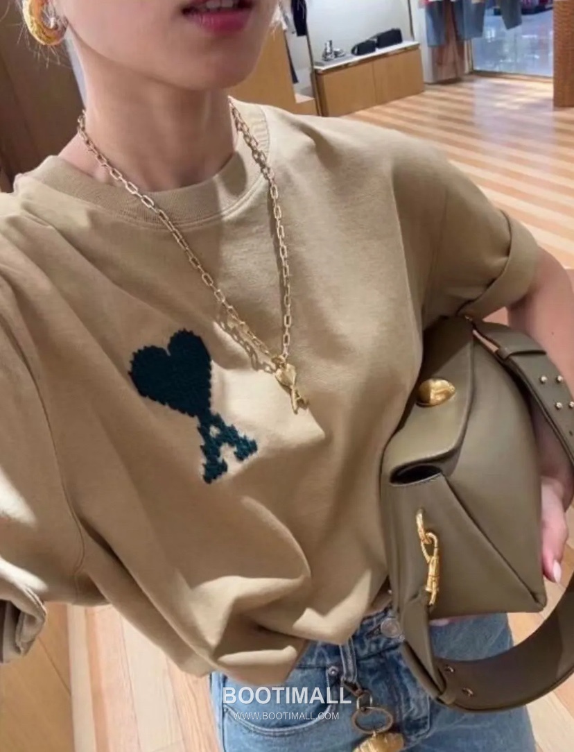 AMI Paris Embroidered Big Heart Logo Cotton T-Shirt Crewneck Short Sleeve 아미파리 빅하트 로고 자수 코튼 크루넥 반팔 티셔츠 60186 3