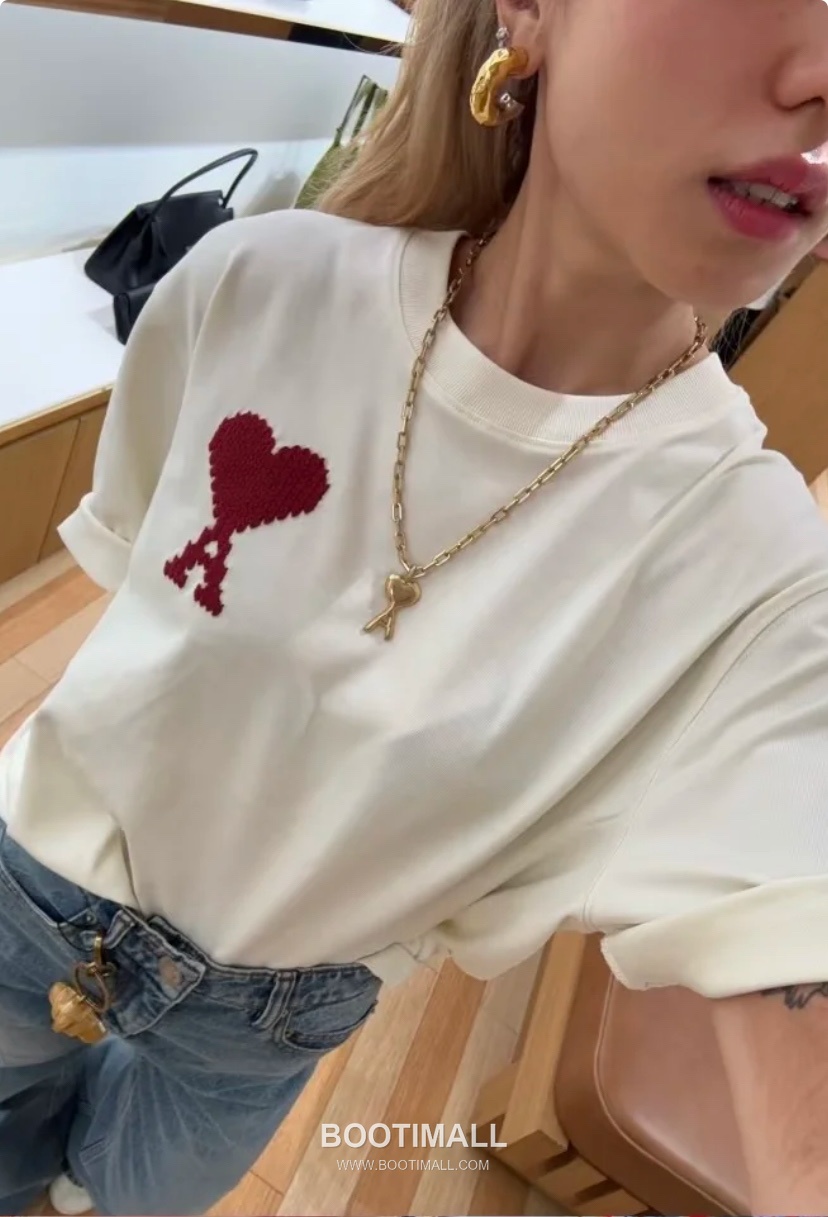 AMI Paris Embroidered Big Heart Logo Cotton T-Shirt Crewneck Short Sleeve 아미파리 빅하트 로고 자수 코튼 크루넥 반팔 티셔츠 60186 4