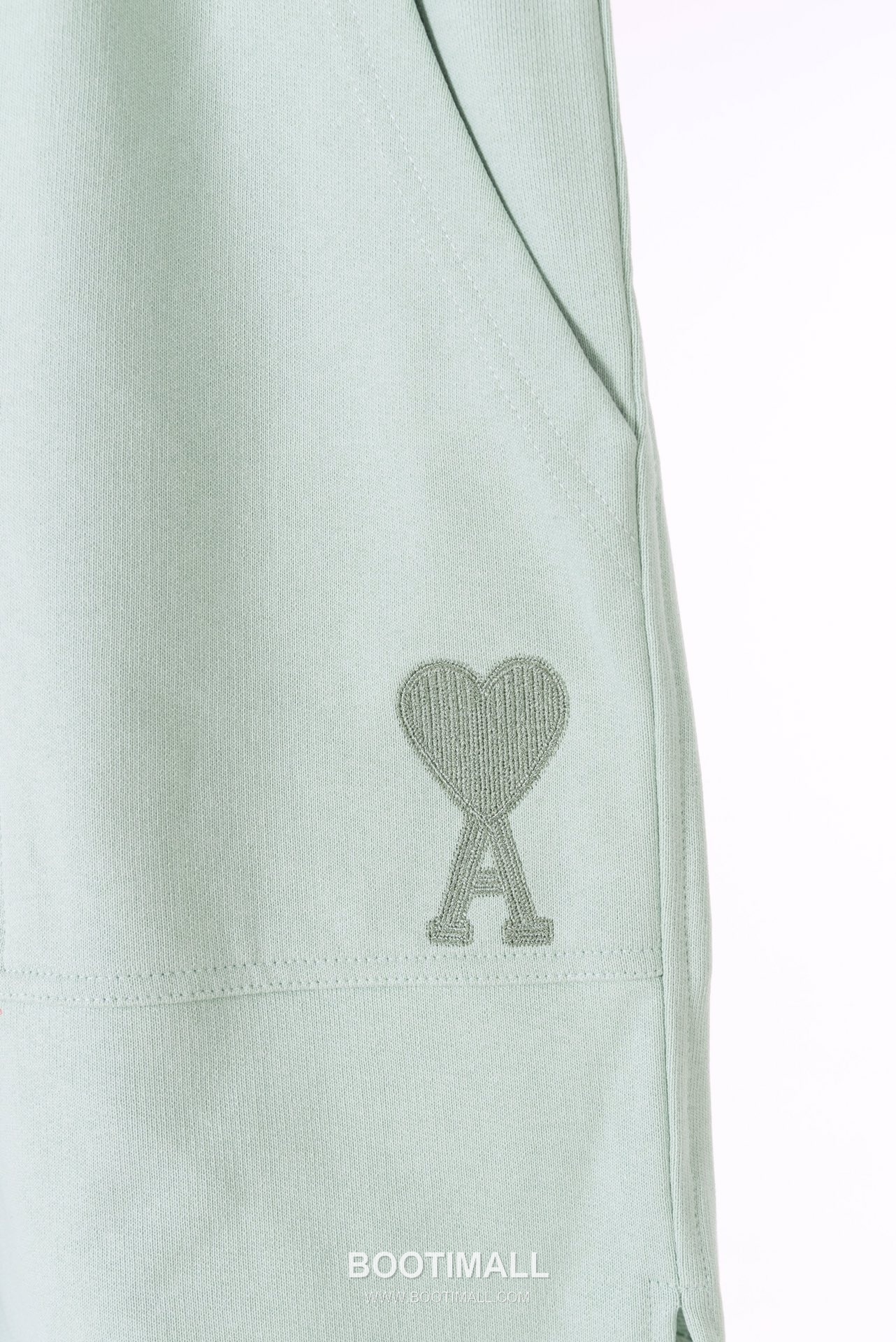 AMI Paris Embroidered Heart Logo Cotton Shorts Wide Fit 아미파리 하트 로고 자수 코튼 쇼츠 와이드핏 2516 4