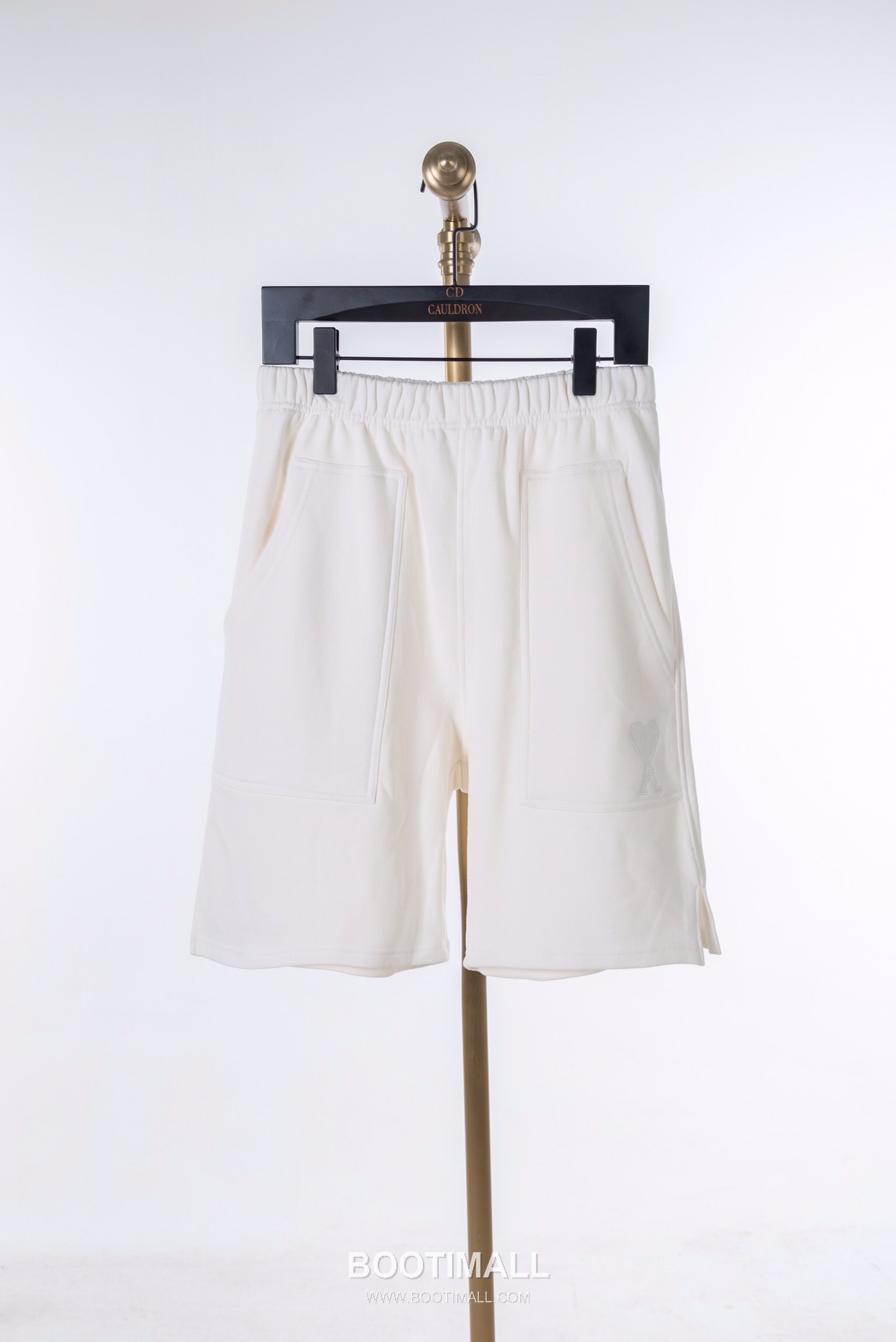 AMI Paris Embroidered Heart Logo Cotton Shorts Wide Fit 아미파리 하트 로고 자수 코튼 쇼츠 와이드핏 2516 1