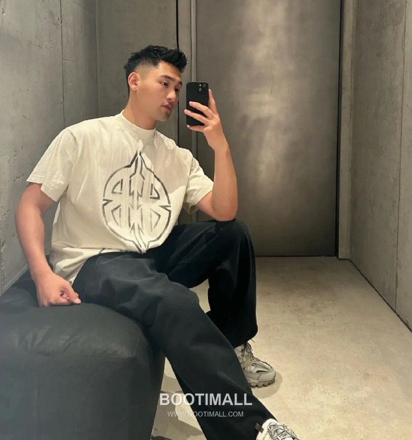 Balenciaga Metal Rock Shield Graphic Print Cotton T-Shirt Crewneck Short Sleeve 발렌시아가 메탈 락 실드 그래픽 프린트 코튼 크루넥 반팔 티셔츠 31065 2