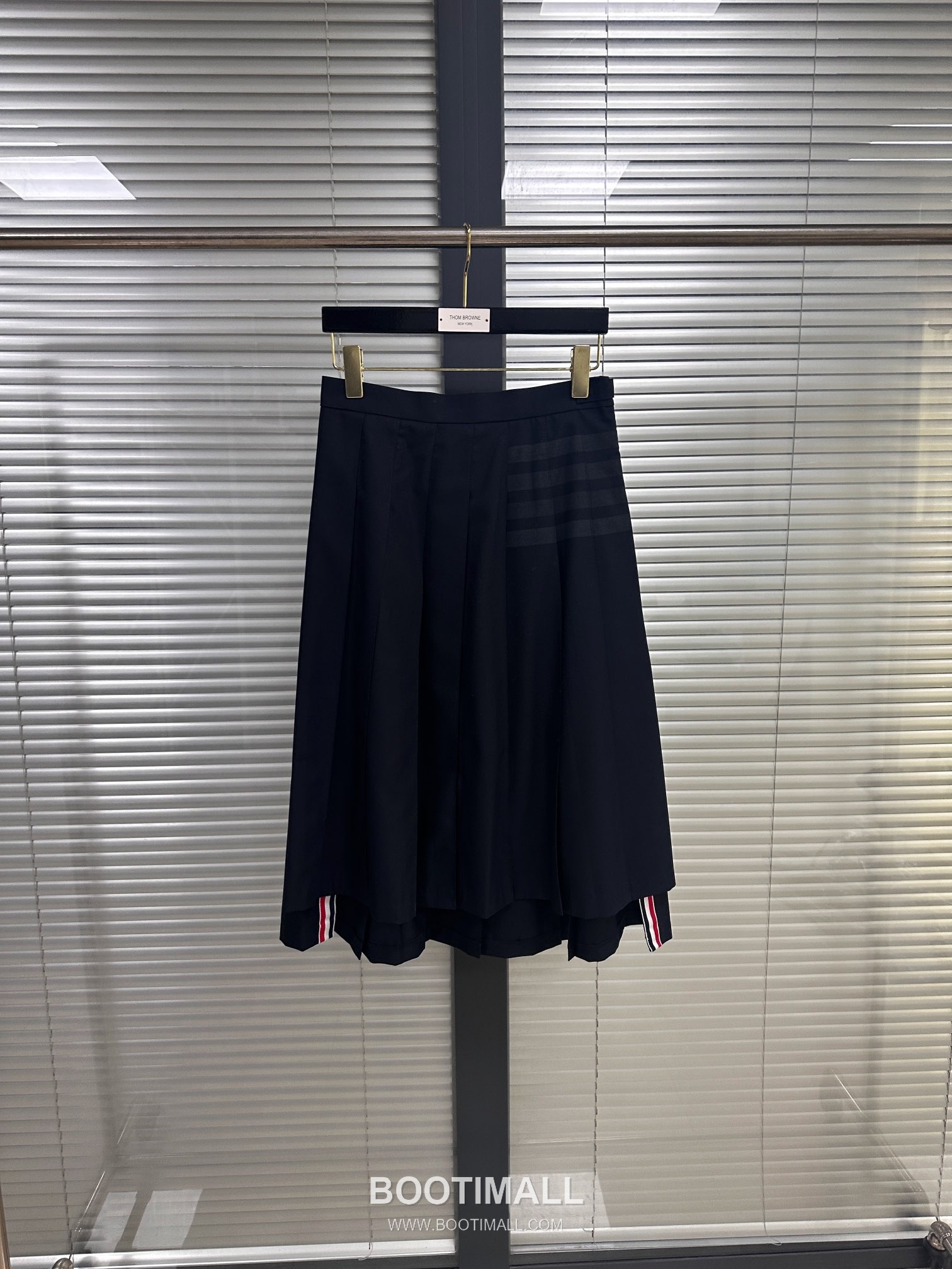 Thom Browne SS26 Cotton Pleated Long Skirt with 4-Bar Stripe Tape Detail 톰브라운 SS26 코튼 플리츠 롱 스커트 4바 스트라이프 테이프 디테일 1