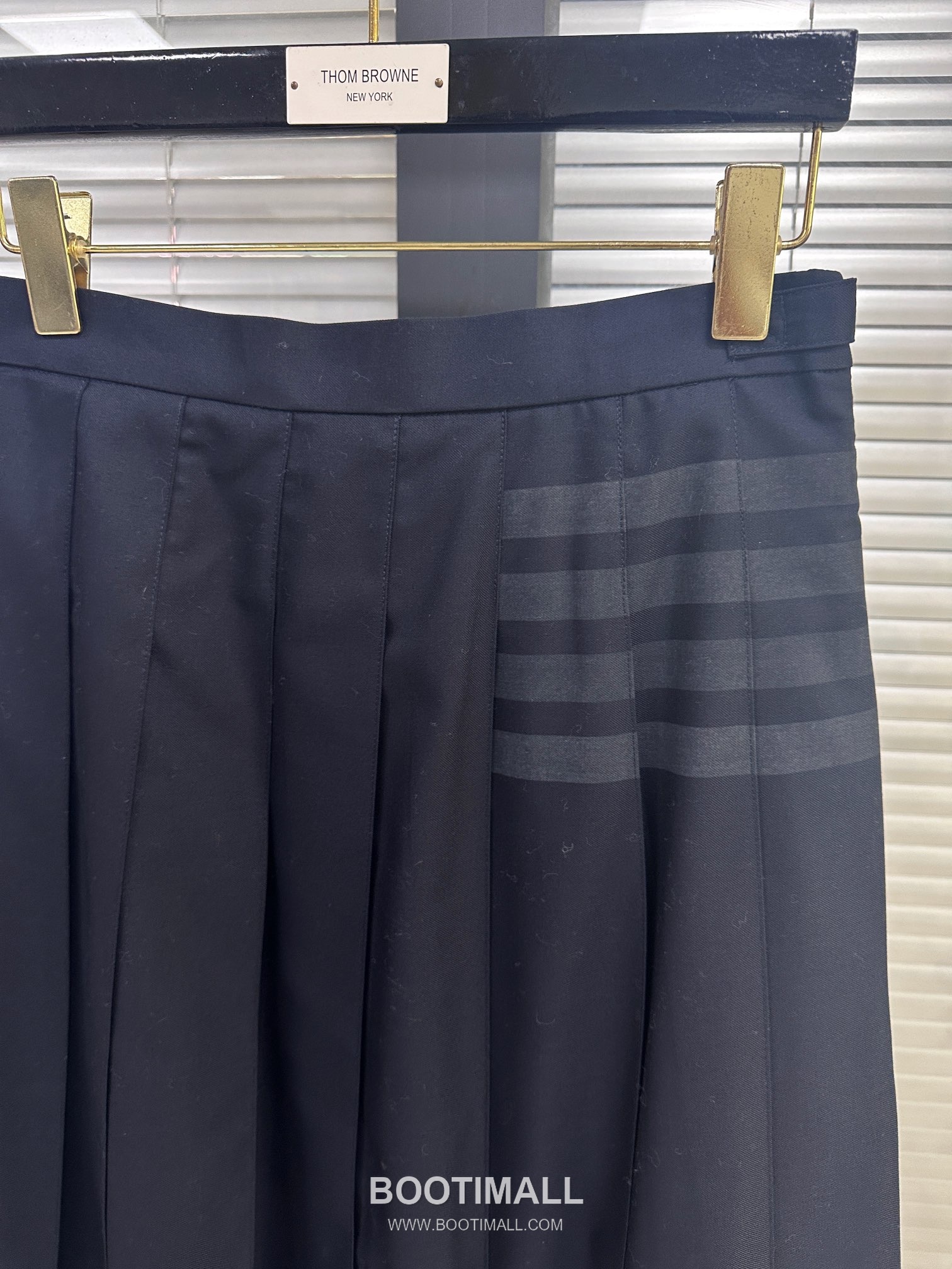 Thom Browne SS26 Cotton Pleated Long Skirt with 4-Bar Stripe Tape Detail 톰브라운 SS26 코튼 플리츠 롱 스커트 4바 스트라이프 테이프 디테일 2