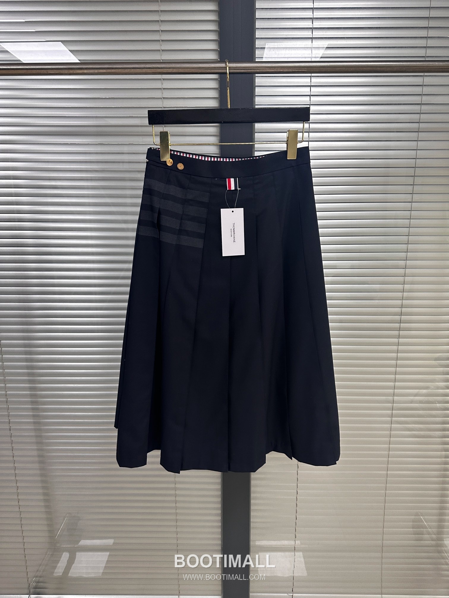 Thom Browne SS26 Cotton Pleated Long Skirt with 4-Bar Stripe Tape Detail 톰브라운 SS26 코튼 플리츠 롱 스커트 4바 스트라이프 테이프 디테일 3