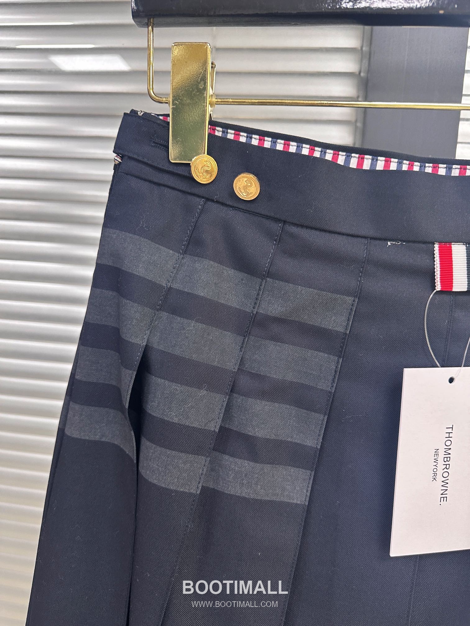 Thom Browne SS26 Cotton Pleated Long Skirt with 4-Bar Stripe Tape Detail 톰브라운 SS26 코튼 플리츠 롱 스커트 4바 스트라이프 테이프 디테일 4