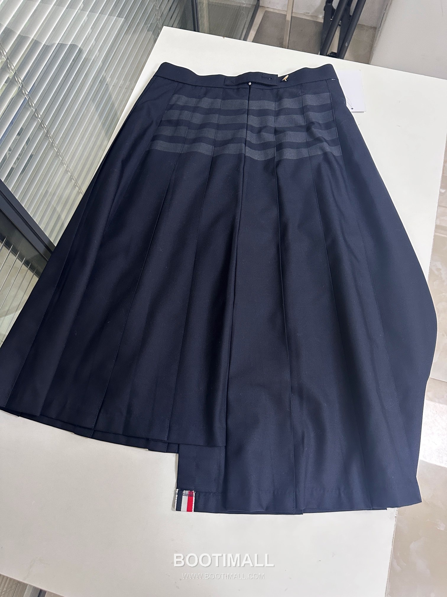 Thom Browne SS26 Cotton Pleated Long Skirt with 4-Bar Stripe Tape Detail 톰브라운 SS26 코튼 플리츠 롱 스커트 4바 스트라이프 테이프 디테일 5
