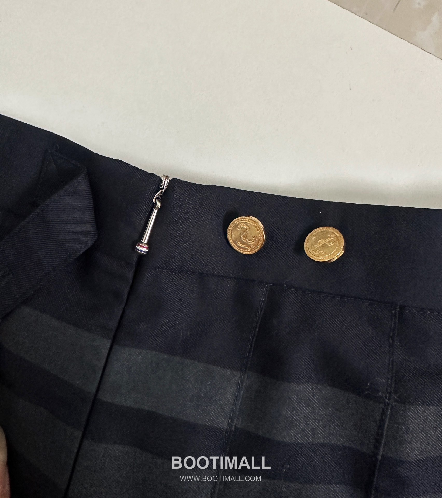 Thom Browne SS26 Cotton Pleated Long Skirt with 4-Bar Stripe Tape Detail 톰브라운 SS26 코튼 플리츠 롱 스커트 4바 스트라이프 테이프 디테일 6