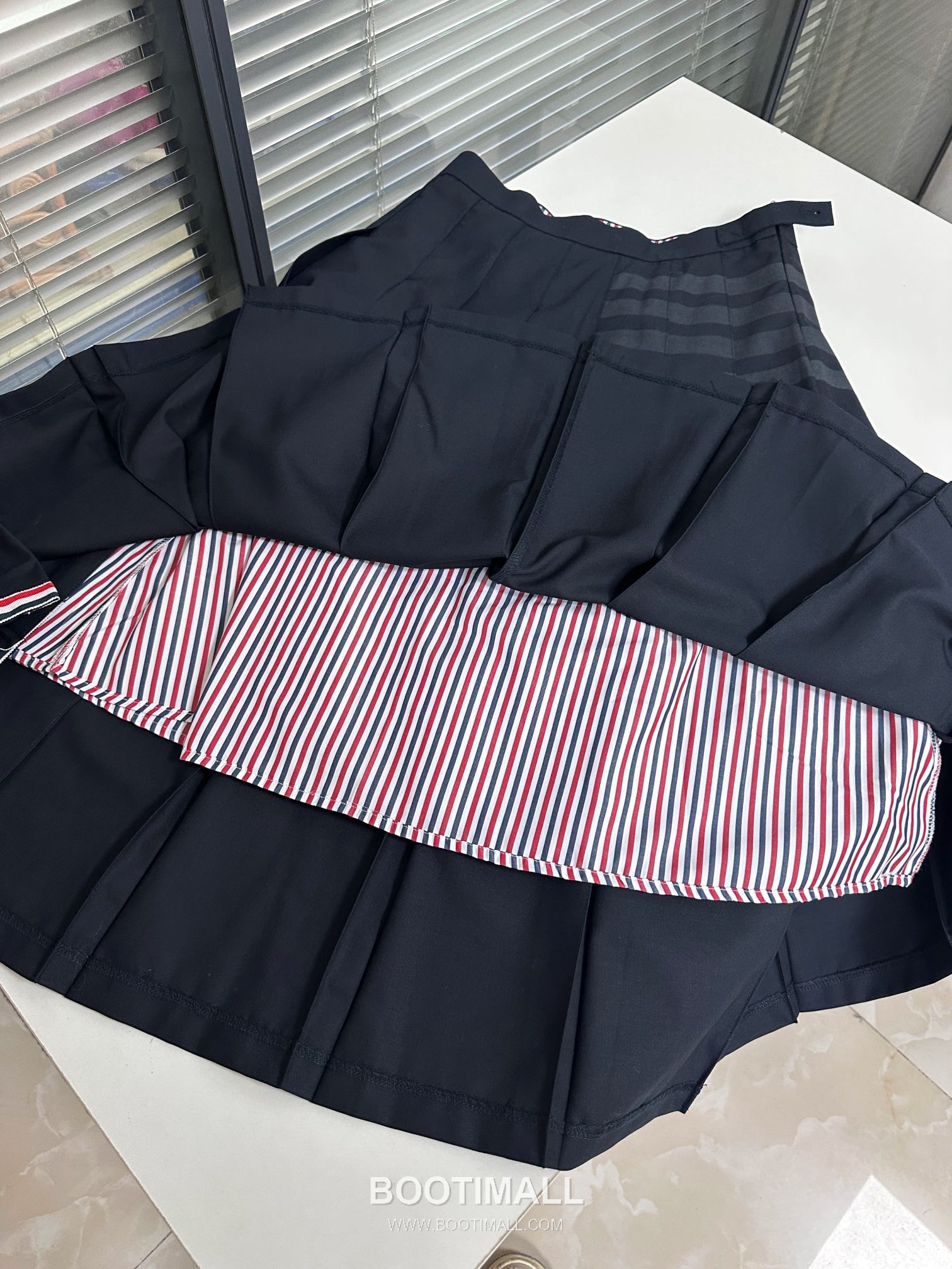 Thom Browne SS26 Cotton Pleated Long Skirt with 4-Bar Stripe Tape Detail 톰브라운 SS26 코튼 플리츠 롱 스커트 4바 스트라이프 테이프 디테일 7