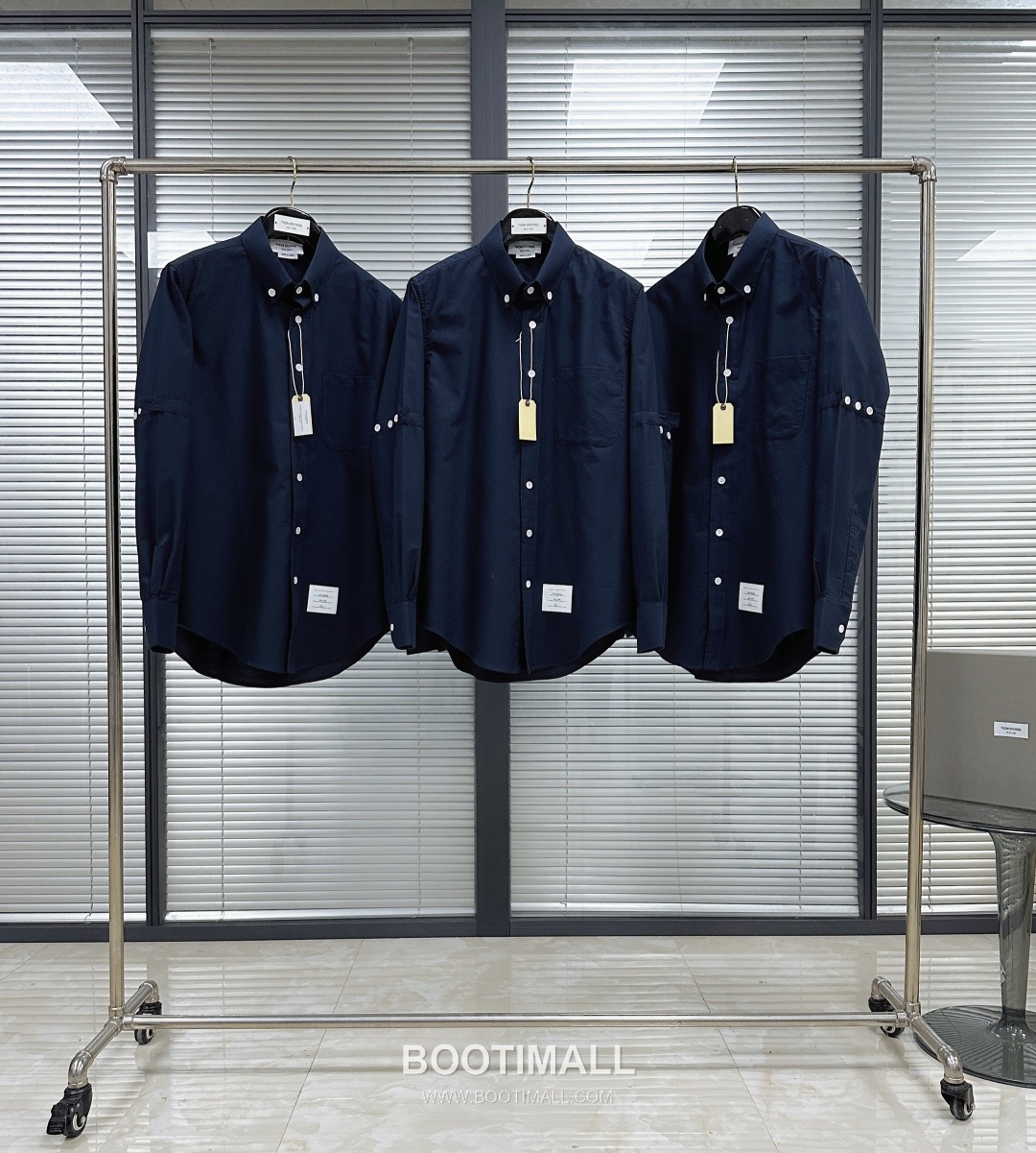 Thom Browne SS26 Cotton Oxford Long Sleeve Shirt with Armband Stripe Detail 톰브라운 SS26 코튼 옥스포드 롱슬리브 셔츠 암밴드 스트라이프 디테일 1