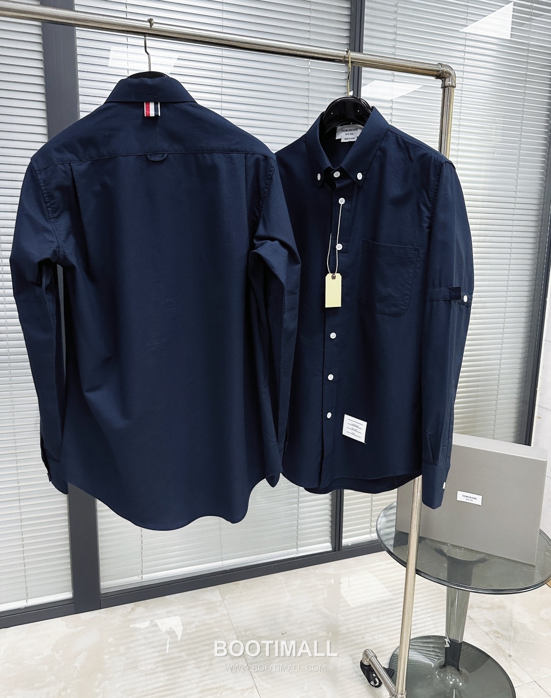 Thom Browne SS26 Cotton Oxford Long Sleeve Shirt with Armband Stripe Detail 톰브라운 SS26 코튼 옥스포드 롱슬리브 셔츠 암밴드 스트라이프 디테일 3