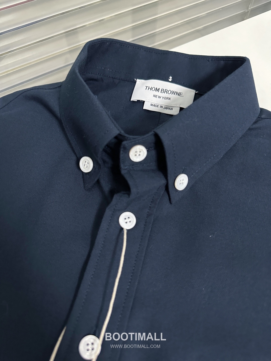 Thom Browne SS26 Cotton Oxford Long Sleeve Shirt with Armband Stripe Detail 톰브라운 SS26 코튼 옥스포드 롱슬리브 셔츠 암밴드 스트라이프 디테일 8